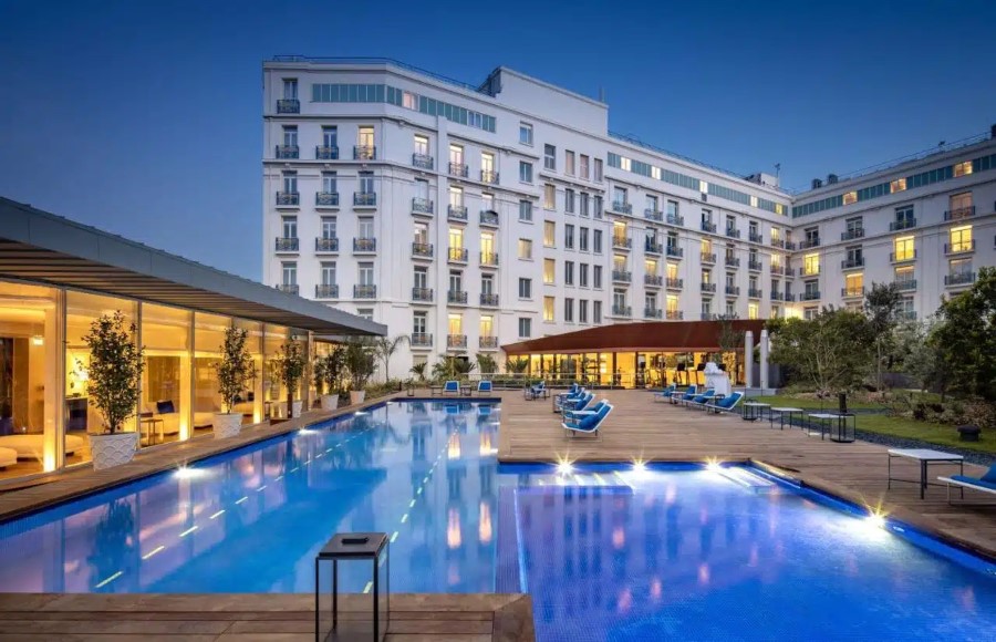 L'H&ocirc;tel Martinez c&ocirc;t&eacute; piscine &agrave; Cannes