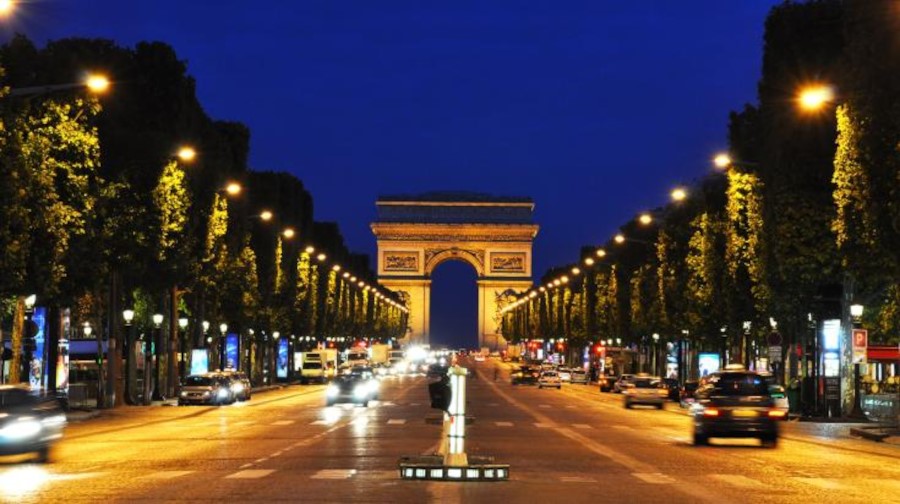 L'avenue des Champs-Élysées le soir