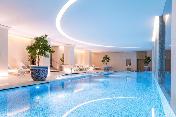 La piscine du Peninsula Paris