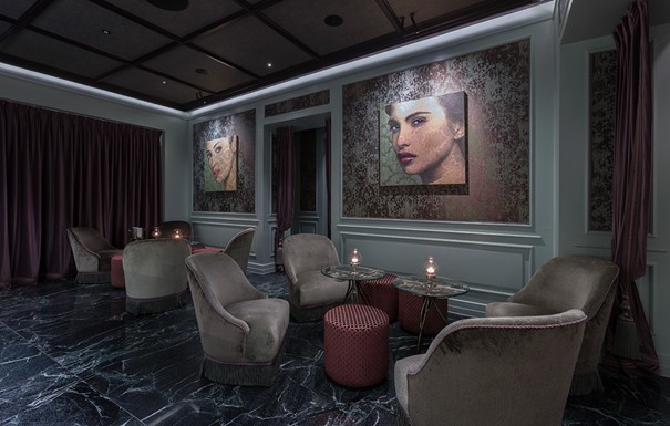 Le d&eacute;cor intime d'un salon de La Pergola Bar &agrave; Champagne
