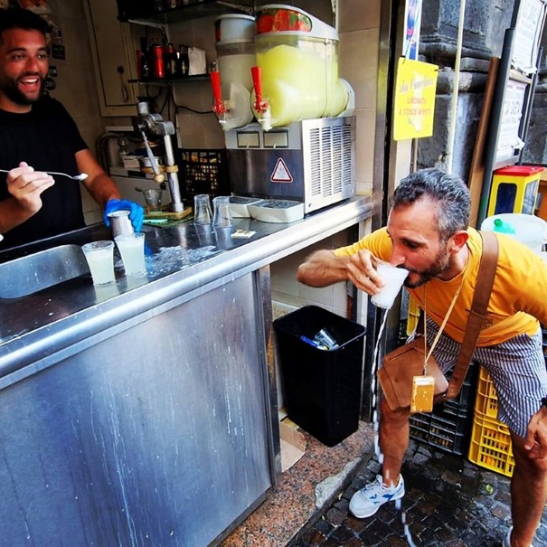 Dégustation de la limonade à cuisses ouvertes