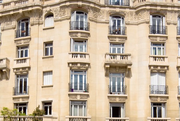 Facade d'un immeuble hausmannien parisien