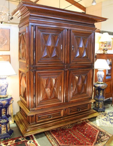 Armoire Louis XIII en noyer
