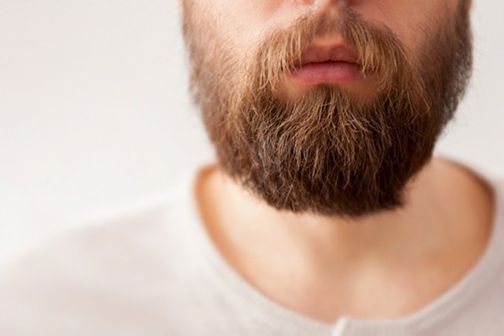 Un homme barbu