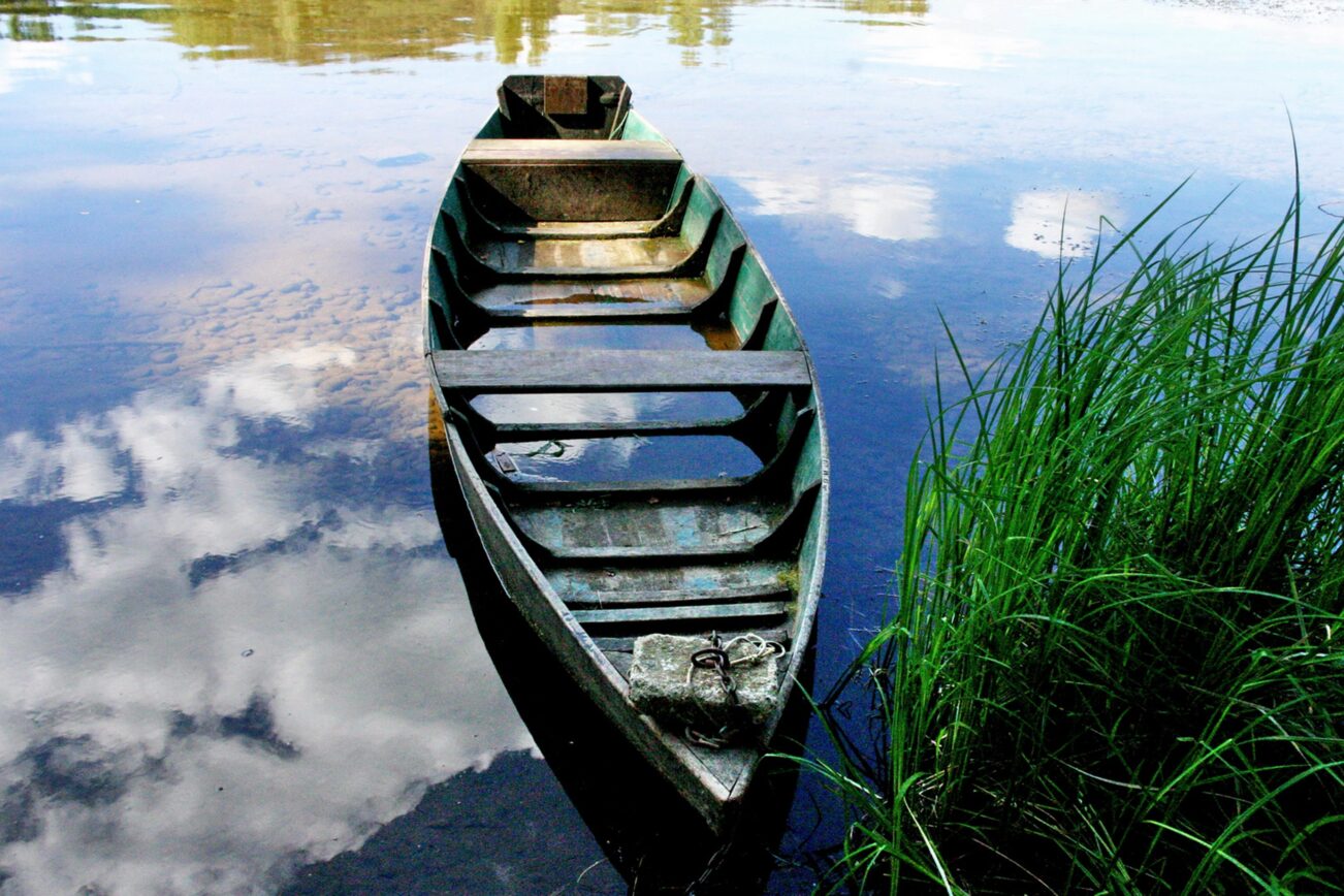 Barque sur une rivière