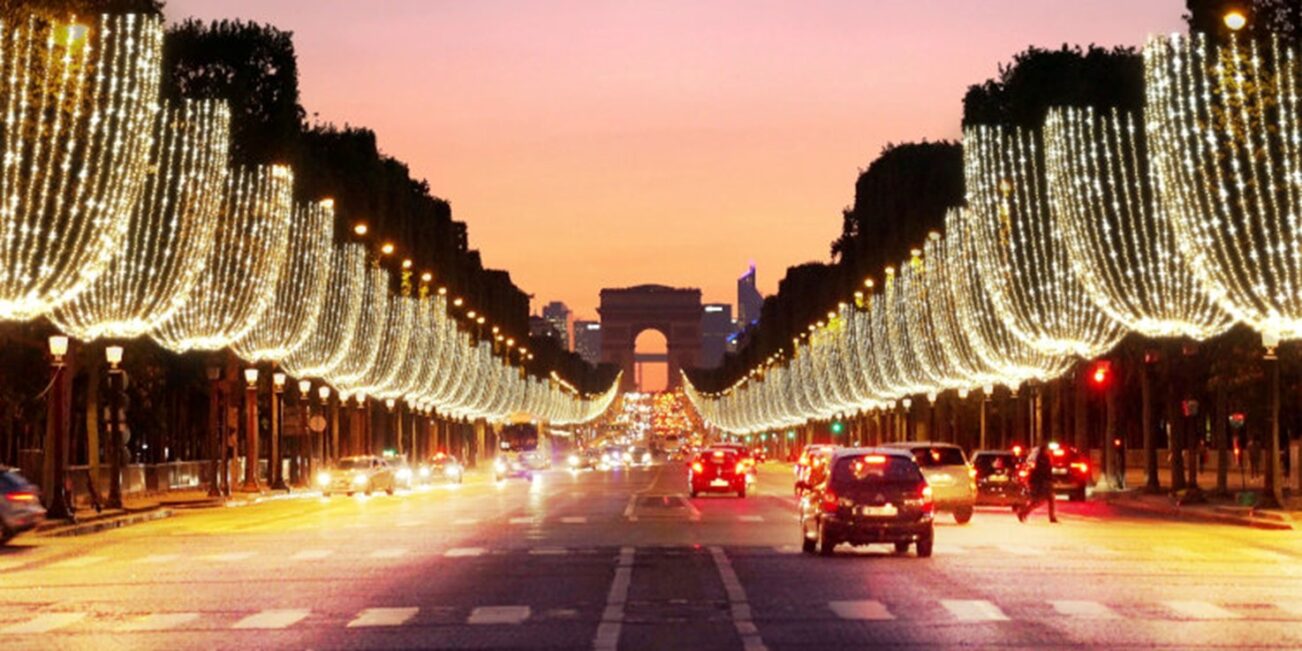Les illuminations des fêtes de fin d'année sur les Champs-Élysées à Paris