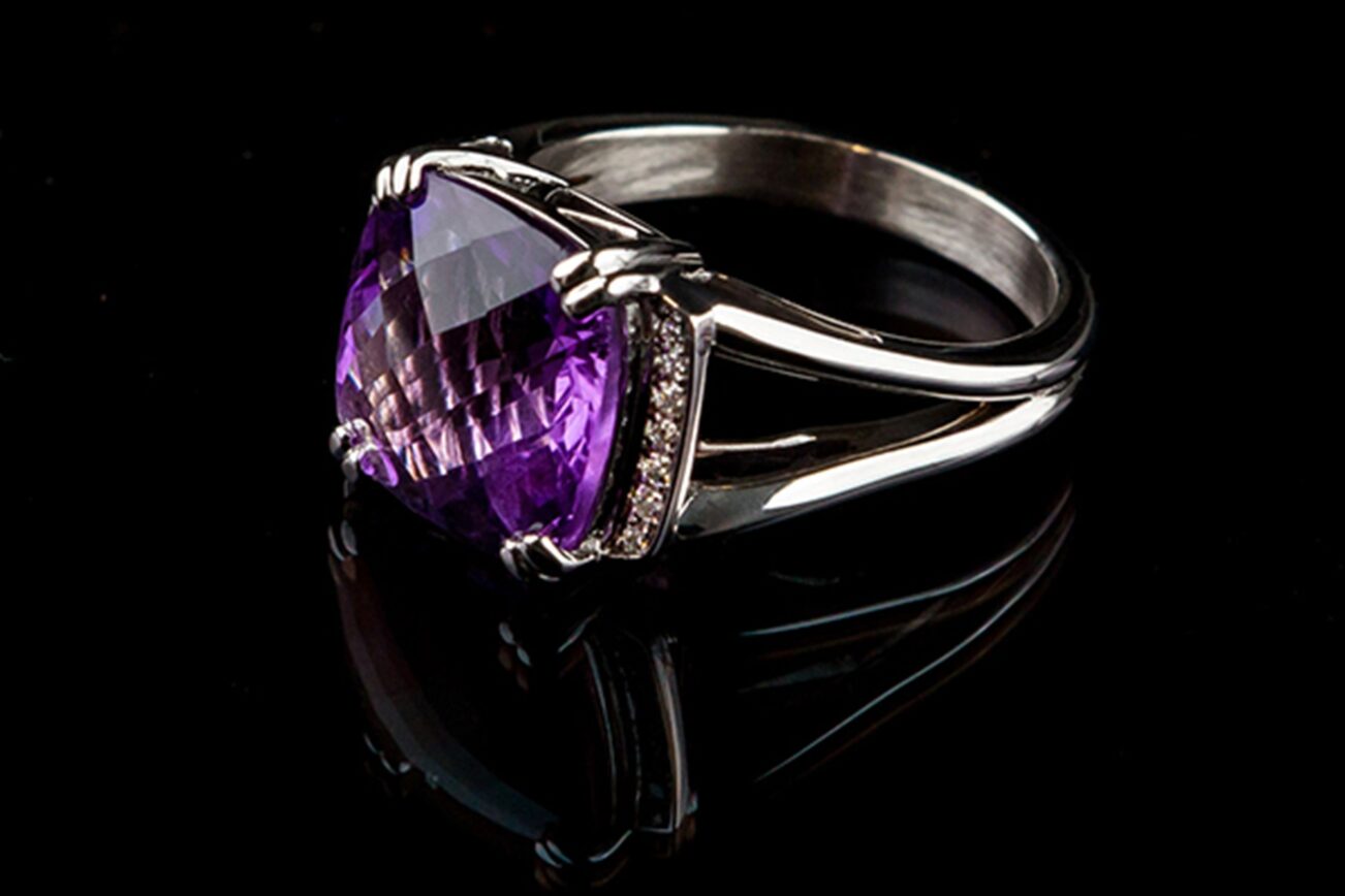 Bague à chaton doubles griffes