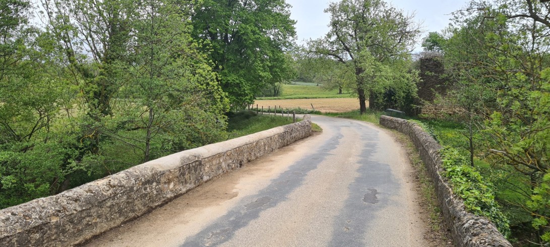 Anciens parapets en pierres d’un pont