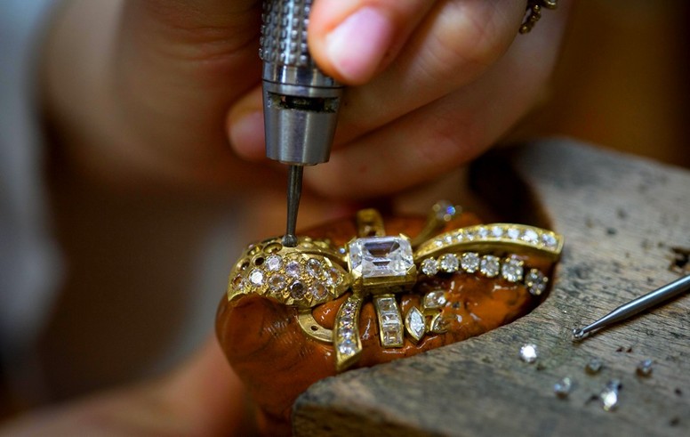 Bijoutier à l'ouvrage