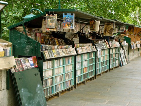Bouquinistes sur les quais de la Seine à Paris
