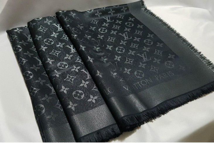 Écharpe Louis Vuitton en soie noire