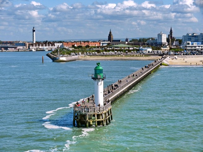 Jetée en bois du port de Calais en France