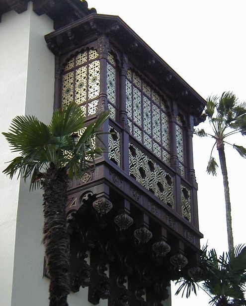 Balcon pourvu de moucharabiehs