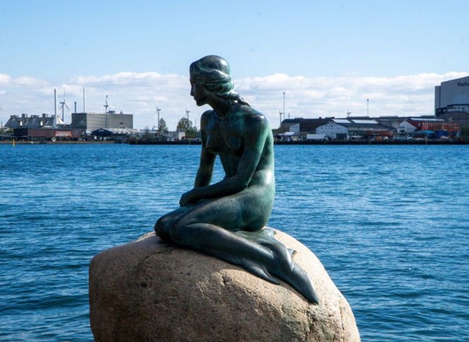 La petite sirène dans le port de Copenhague
