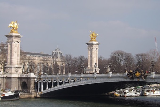 Les pylônes de pont Alexandre III à Paris