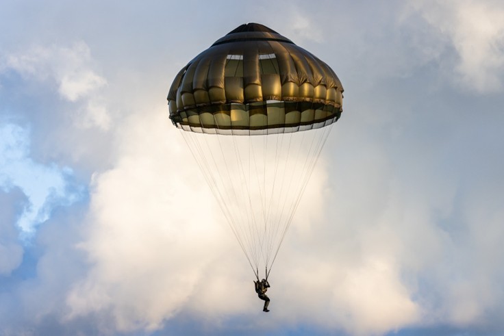 Parachute dans le ciel