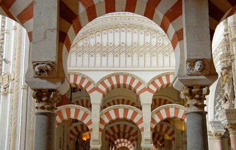 Voussoirs rouges et blancs de la mosquée de Cordoue en Andalousie