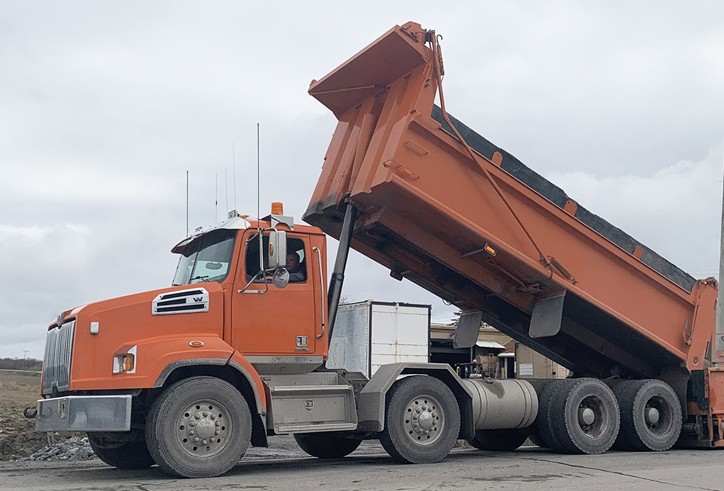 Camion à benne basculante