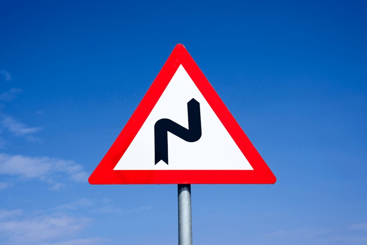 Panneau de danger signalant une succession de virages dont le premier est à droite