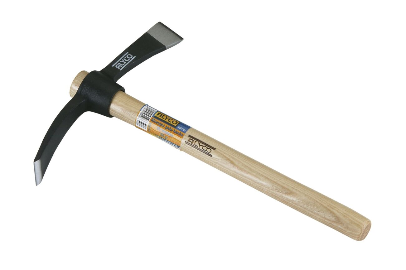 Pioche-hache avec manche en bois