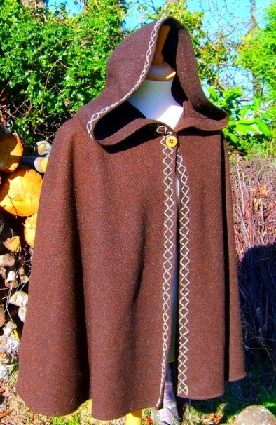 Pélerine brodée avec capuche