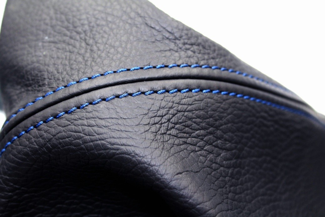 Surpiqûres sur cuir