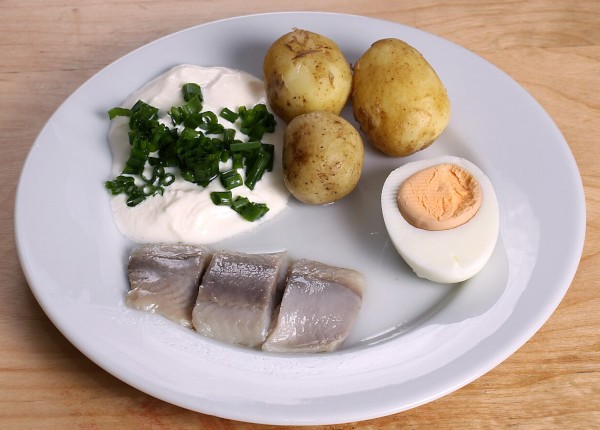 Hareng Bismarck accompagné de pommes en robe des champs, crème aigre et œuf dur